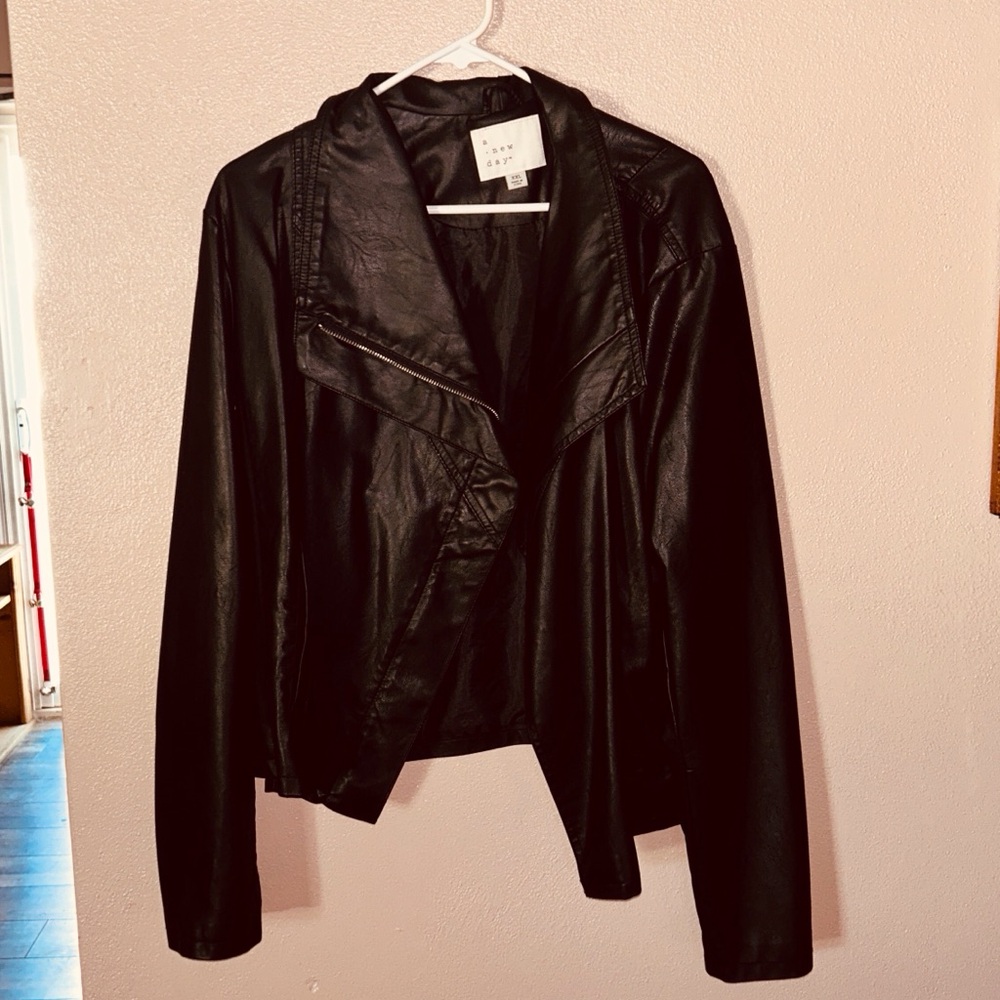 Woman’s Jacket - Picture 4 of 6